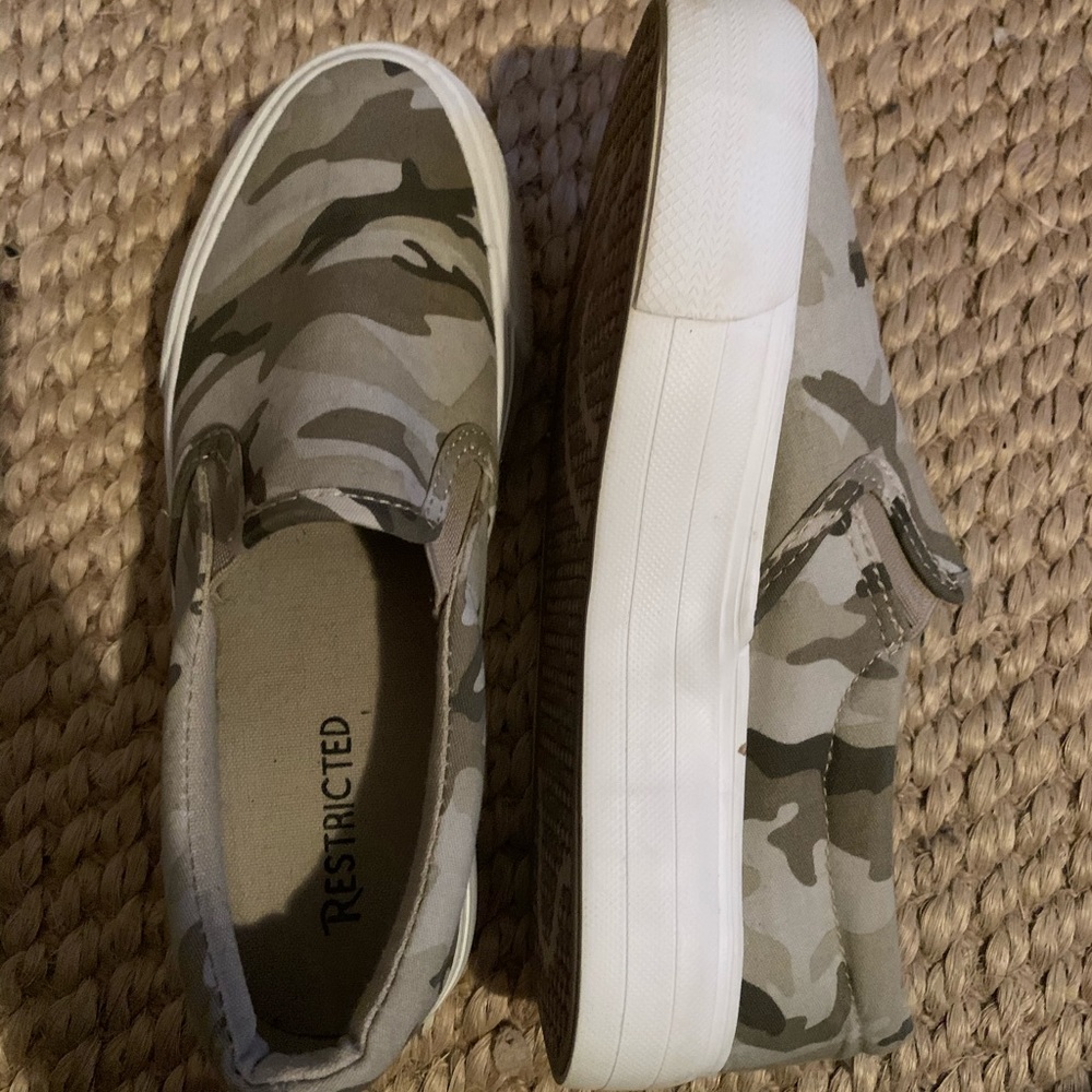 Restricted camo shoes 6.5 good condition